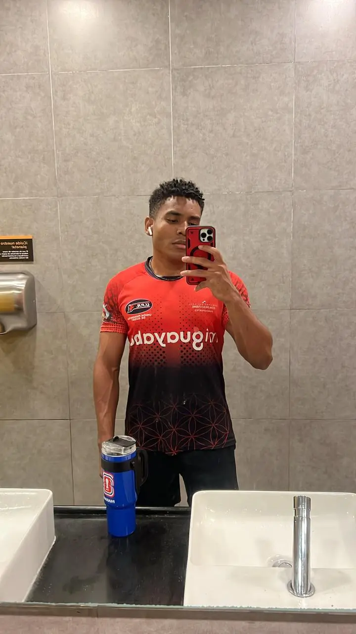 Edwin con la camiseta de la Unión Panameña de Rugby