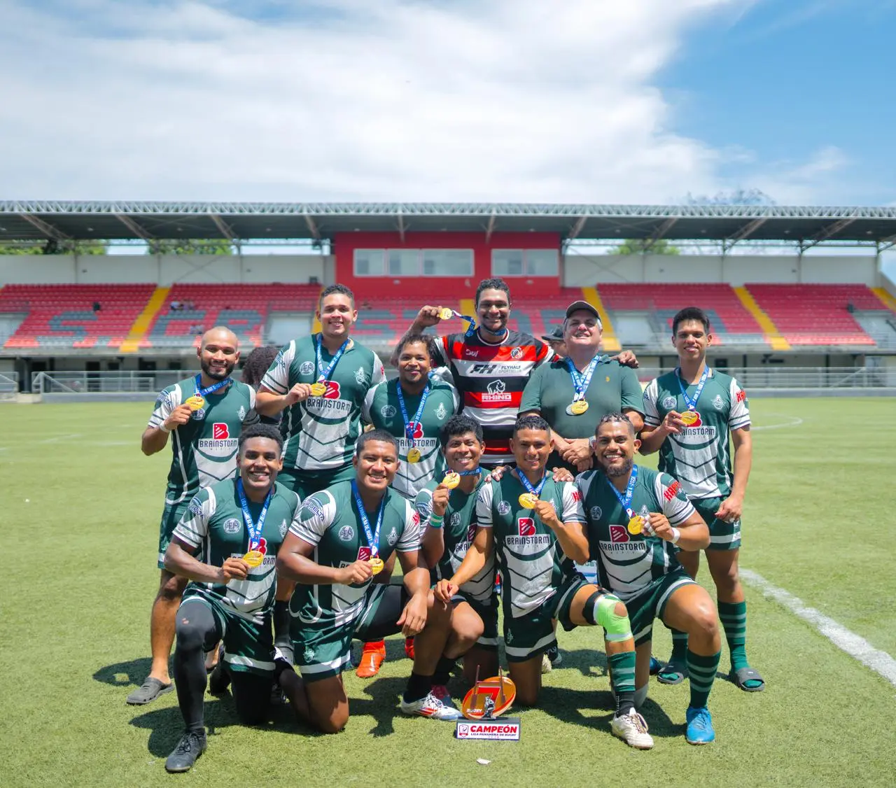 El equipo posando con medallas y el trofeo de campeón
