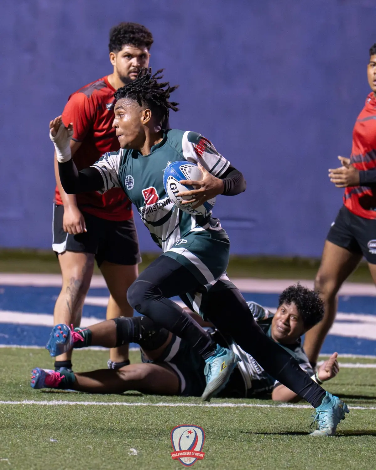 Edwin Jiménez corriendo con el balón en un partido de la Liga Panameña de Rugby