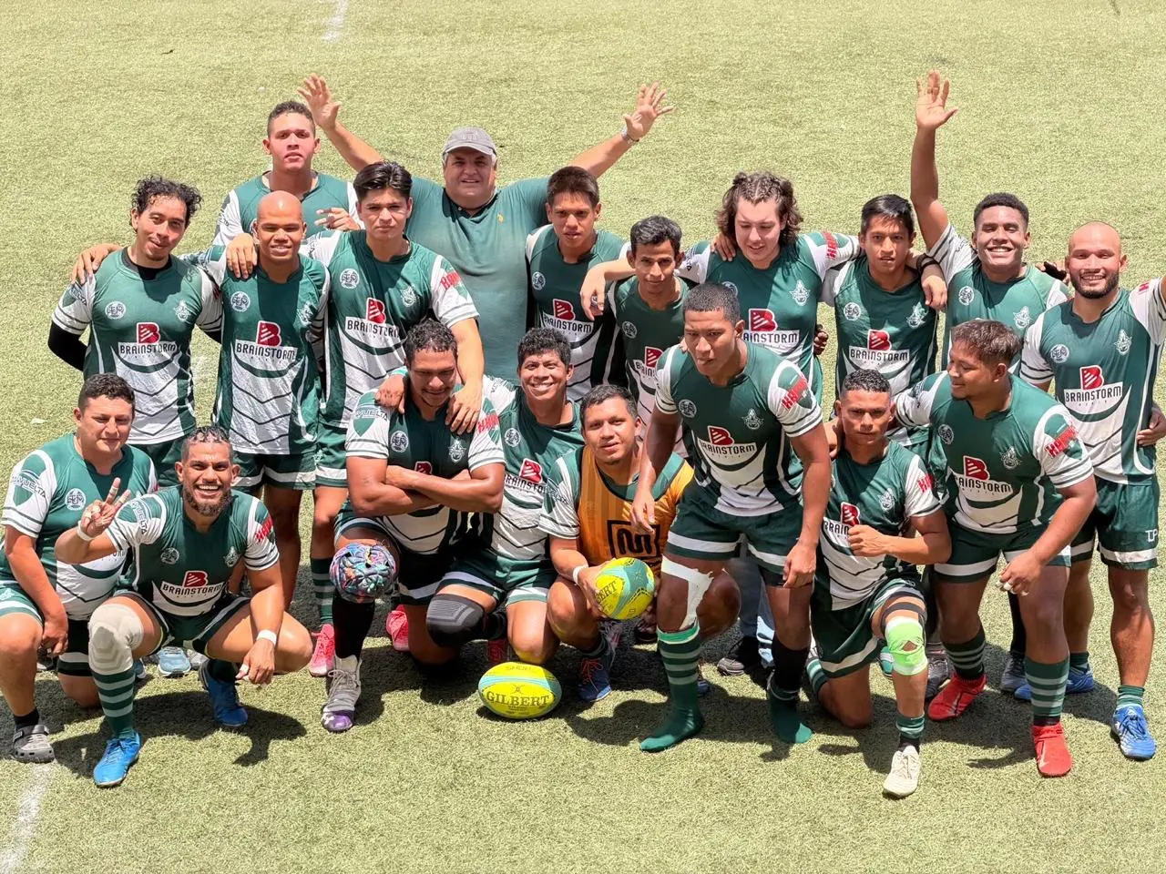 Foto grupal del equipo en la cancha