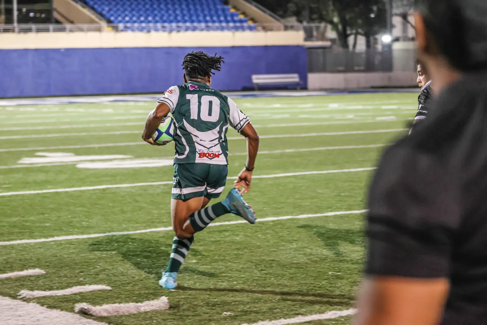 Edwin de espaldas con el número 10, corriendo con el balón