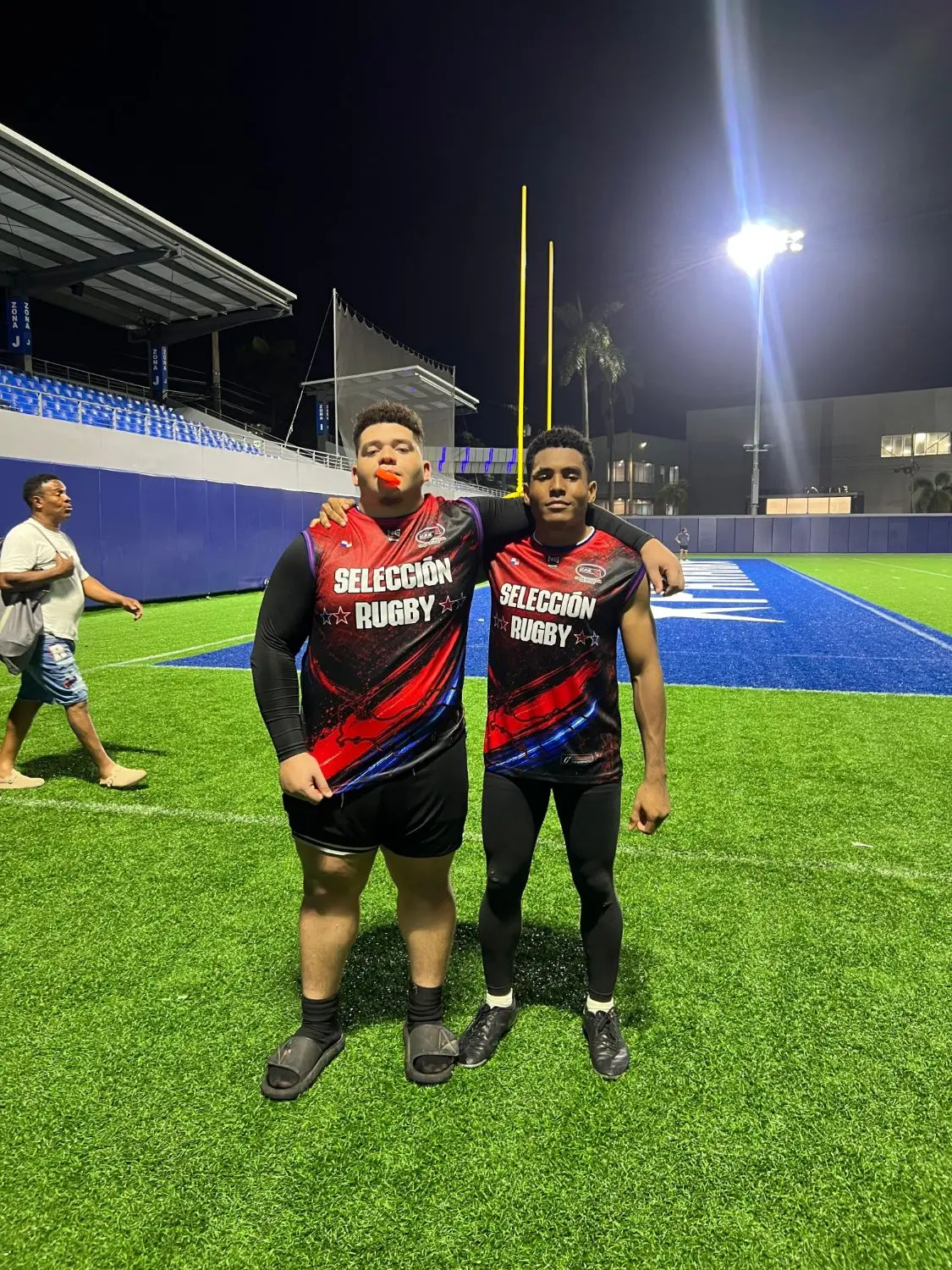 Edwin junto a un compañero con la camiseta de la Selección