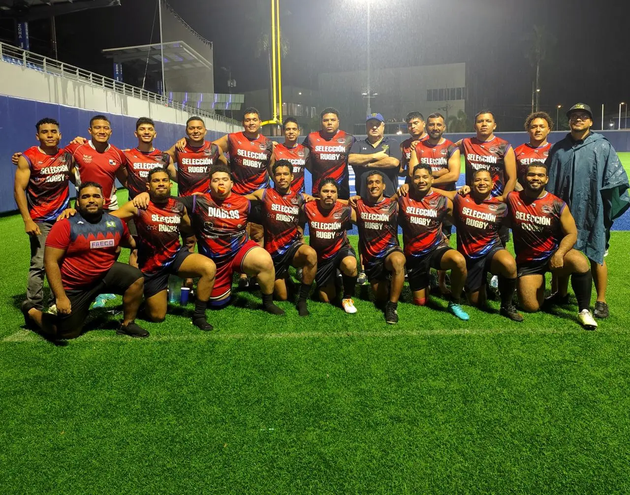 Equipo de la Selección Nacional de Rugby de Panamá posando en la cancha de noche